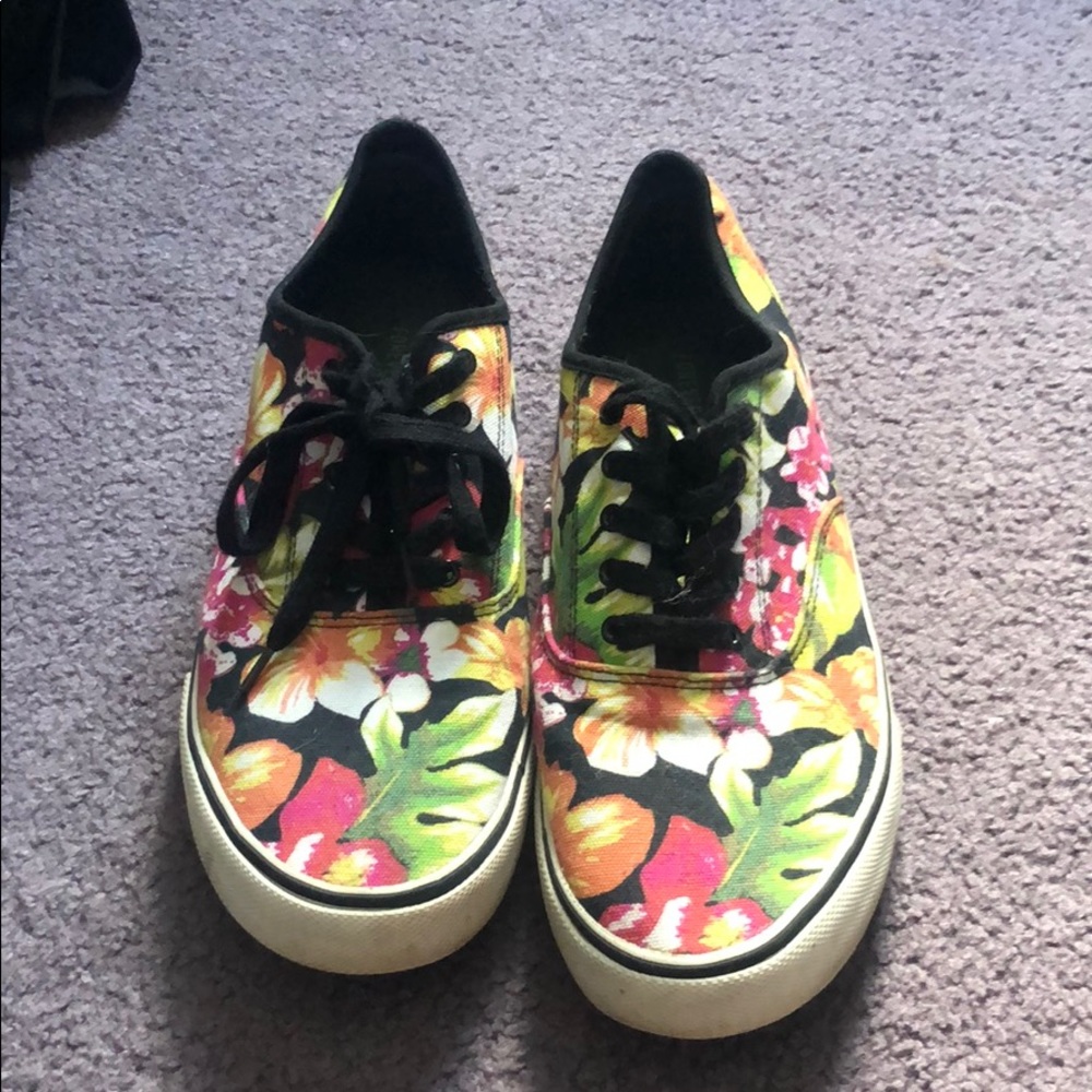 men’s Forever 21 Canvas shoe. May be a size 13